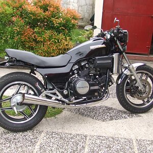 1982 VF750S V45 Sabre - Philippines
Tomaselli clip-ons
Progressive front with YSS emulators
Hagon rear monoshock
MAC 4 into 1 with modified can in