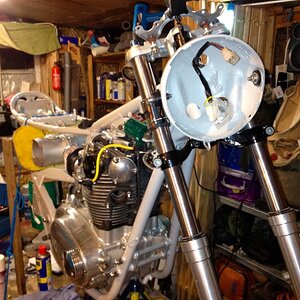 headlamp shell with custom h/l bracket fitted with 41mm rubbers to suit FZR forks