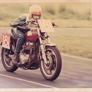 SR650E in race mode, shell No1 mile cam, dunstall 11:1 pistons. 38mm mikunies with pumper kit.
Battle of the twins racing 1985