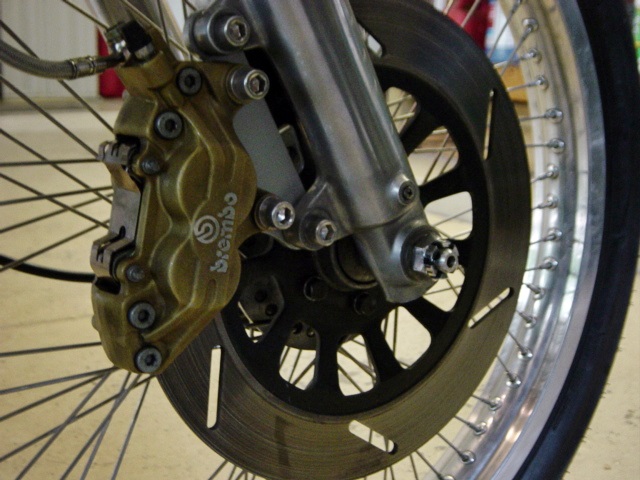 Brembo 4-pot, 2-pin caliper - right side view - installed 18Jul2014 with Pandemonium kit using the narrower spacers supplied - XS1100 5mm thick rotor