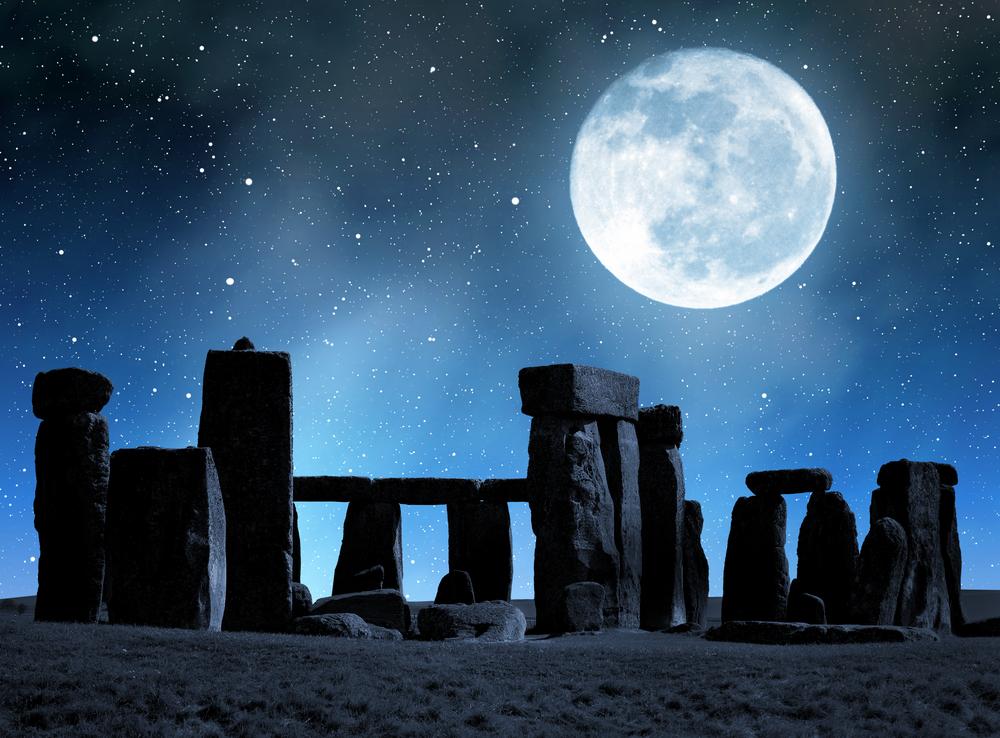 stonehenge-at-night-155786018.jpg